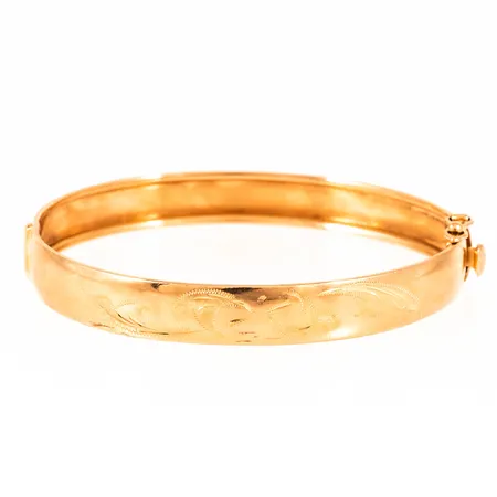 Armring med graverat mönster innermått 18cm (öppningsbar) bredd 8,3mm, något skev i formen, 18K 12,9g. 
