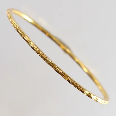 Armring med dekor Ø57,5mm bredd 2mm ostämplat 18K.  Vikt: 12,3 g