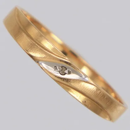 Ring stl:20, bredd 4mm, gravyr, 18K Vikt: 2,2 g