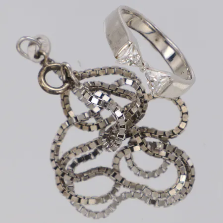 1 Ring med vita stenar, stl 16, 1 Kedja Venezia, längd 38cm, bredd 1,3mm, låsring bucklig 925/1000 silver Vikt: 5,7 g