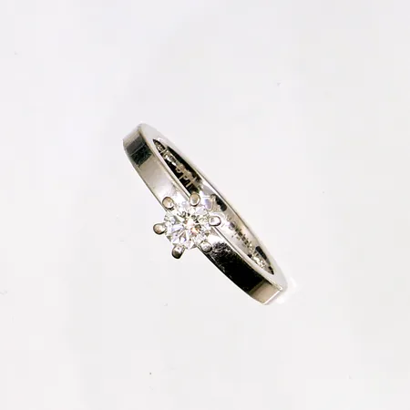 Enstensring med diamant 1x0,29ct H Si, stl 16¼, bredd: 2,5mm, Guldbolaget, certifikat ingår, personlig gravyr, vitguld 18K Vikt: 4,6 g