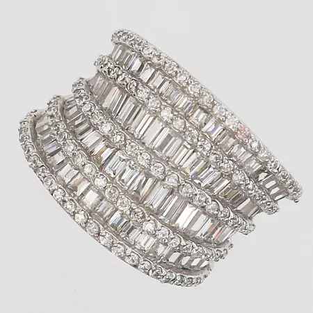 Ring med vita stenar stl:18, bredd 5-18mm, silver 925/1000 Vikt: 10,4 g