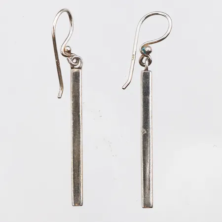 Örhängen, längd 45,1mm, bredd 2,8mm, 925/1000 silver.  Vikt: 2,9 g