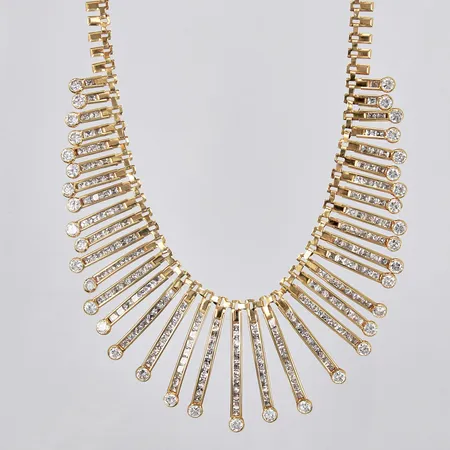 Collier med vita stenar längd: ca 43,2cm bredd: ca 7-42mm hängande del längd: ca 1,6-4,2cm bredd: ca 3mm 18K Vikt: 39,3 g