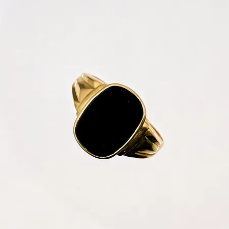 Klackring med Onyx stl 21¼, ca 15,8x11,8mm, bredd 3-15,8mm, svensk stämplad, personlig gravyr, 18K Vikt: 4,9 g