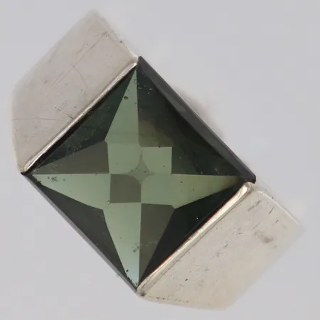 Klackring med grön sten, stl:18¼, bredd 10,2mm, repor, år 1970, 830/1000 silver Vikt: 3,8 g