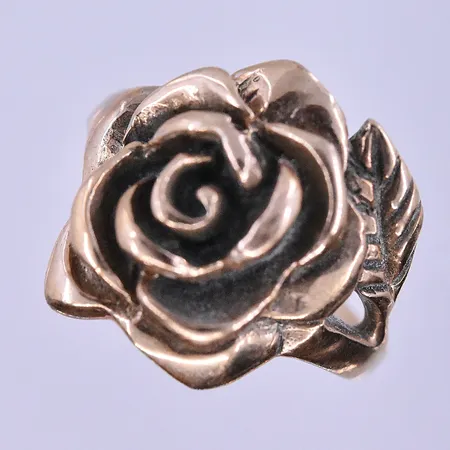 Ring ros stl:17½ bredd 3-18 mm 8K. Vikt: 4,3 g