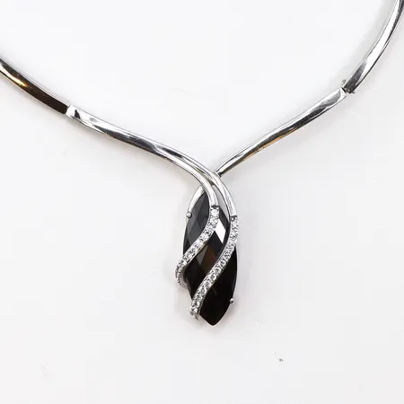 Collier med Hematit och vita stenar, längd 40cm, bredd 3mm, stenens längd 29,5. bredd 12,6mm, 925/1000 silver. Vikt: 31,6 g
