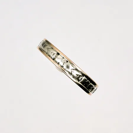 Ring mönstrad med guldband stl 19¼, 830/1000 Vikt: 2,2 g
