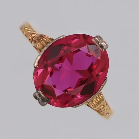 Ring med röd sten stl:16¾, bredd 12mm, fattning i silver, 18K Vikt: 2,3 g