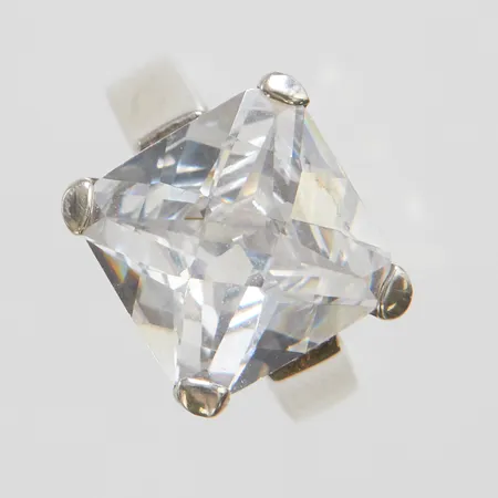 Ring med vit sten stl:16 bredd: 2,5-13mm, GHA, silver 925/1000 Vikt: 6,2 g