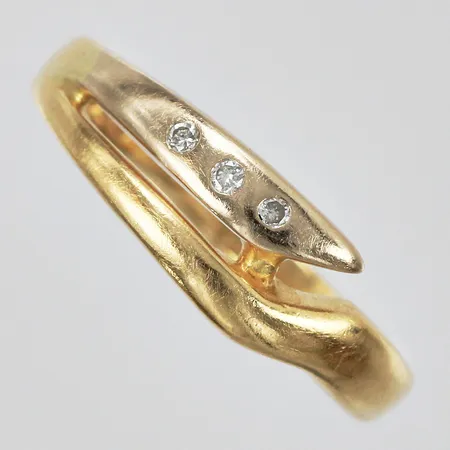 Ring med diamanter 3x ca 0,01ct stl: ca 17¾ bredd: ca 2-6mm 18K Vikt: 3,3 g