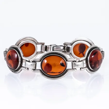 Armband med fem cabochonslipade bärnstenar längd 19cm bredd 4,5-21mm, viklås, stämplad Fischland Schmuck Tyskland, svensk imortstämpel, S, silver 835/1000 bruttovikt 27,9g.