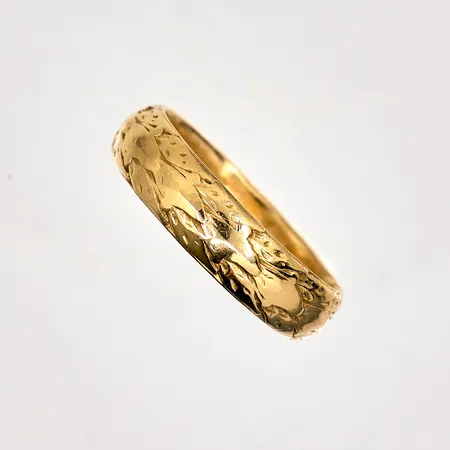 Ring med mönster stl 19¾, bredd 5,8mm, personlig gravyr, Svenska stämplar, 18K Vikt: 8,5 g