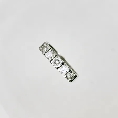 Ring med diamanter 5xca 0,16ct stl 17¼, bredd 4mm, Svenska stämplar, vitguld 18K Vikt: 5,4 g