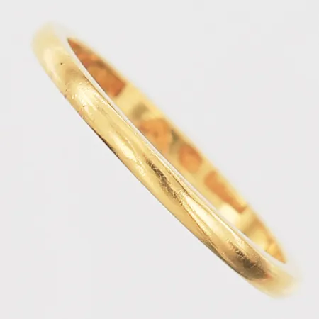 Ring slät, stl17½, bredd 2mm, CG Hallbergs Guldsmeds AB, Stockholm 1939, gravyr, 20K Vikt: 2,6 g