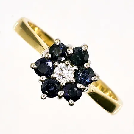 Ring med diamant ca 0,07ct samt troligen blå safirer, stl 16¼ 18K Vikt: 3,5 g