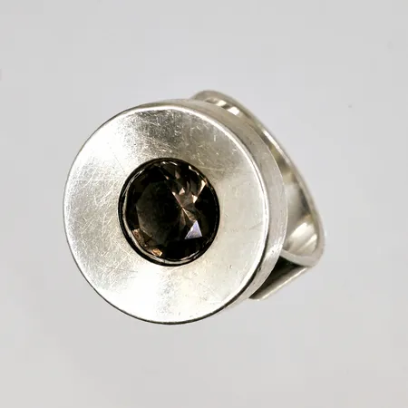 Ring med brun sten, stl: 16½ bredd 6-7mm, silver 925/1000  Vikt: 14,7 g
