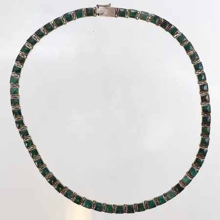 Collier med lapis lazuli gröna, längd ca 42cm, bredd 6,3mm, 830/1000 silver. Vikt: 32,1 g