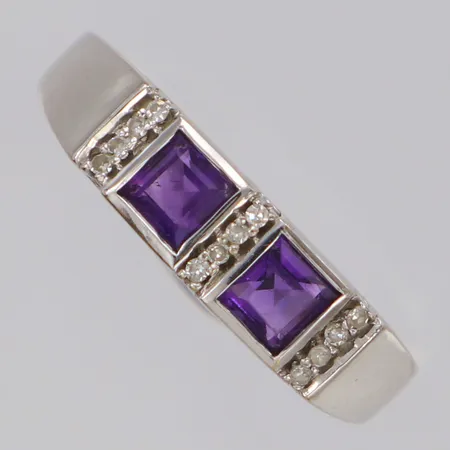 Ring med vita och lila stenar stl:18¾, bredd 5mm, vitguld, GHA, 18K Vikt: 3,8 g