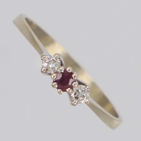 Ring med diamanter 2xca0,04ct och röd sten, stl 18, bredd 1,1-3,4mm, vitguld, 18K  Vikt: 1,7 g