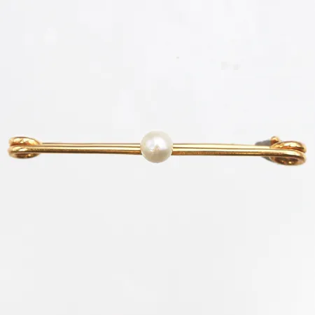 Brosch med pärla, C.G. Hallberg, längd 4,6mm, bredd 42,5mm, pärla Ø4,6mm, 18K. Vikt: 2,5 g