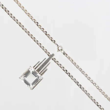 Collier ärtlänk längd ca 64cm, bredd 3mm, hänge signerat Stigbert med fasetterad bergkristall, höjd 37mm, bredd 16mm, Heribert Engelbert AB, Stockholm 1943, personlig gravyr, silver 925/1000 Vikt: 25,9 g