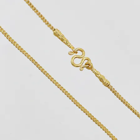 Kedja något ojämn länk längd: ca 33cm bredd: ca 1mm Thaiguld ½ baht 23K Vikt: 7,6 g