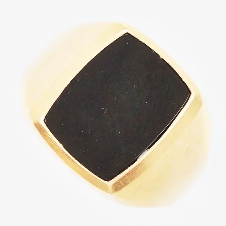 Ring med onyx stl: ca 19¼ bredd: ca 2-15mm med svensk importstämpel 18K Vikt: 4,1 g