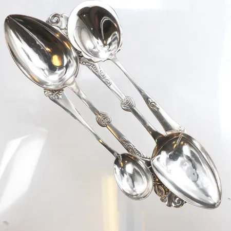 Silverbestick, 4 skedar i olika storlekat, längd 13-22cm, 830/1000 silver. Vikt: 143,9 g