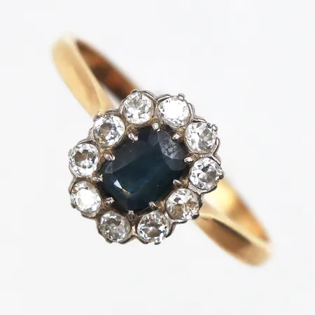 Ring med diamanter och safir, 10 x ca 0,05ct, stl:20, bredd 1,8-10,9mm, 18K. Vikt: 3,1 g