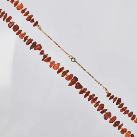 Collier med bärnsten doserad längd: ca 73,5cm bredd: ca 1-18mm lås i oädelmetall 