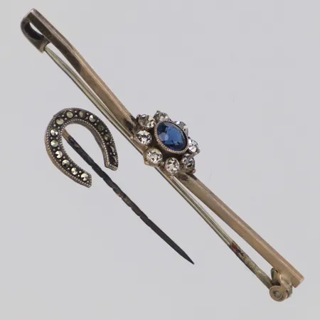 Brosch med blå och vita stenar, längd 55mm, importstämplad, 1 Pin hästsko med markasiter, bredd 10mm, 830/1000 silver Vikt: 3,7 g