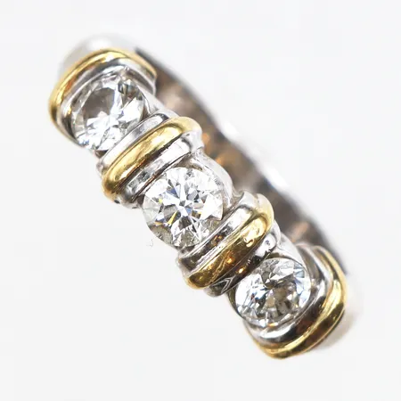 Ring med diamanter, 3 x ca 0,30ct, varav 2st indikerar syntet, stl:17¼, bredd 3,9-6,4mm, vitguld med gulguldsdetaljer, 18K. Vikt: 9,9 g