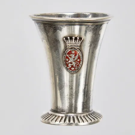 Bägare med sköld i emalj höjd: ca 5cm Ø: ca 40mm silver 830/1000 Vikt: 18,7 g