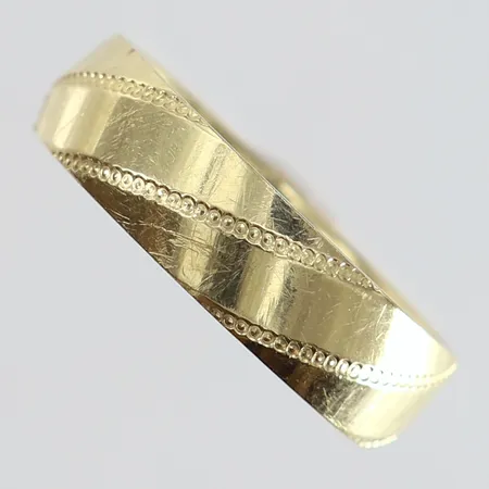 Ring med dekor stl:17¼ bredd 5,5mm ihålig gravyr 14K. Vikt: 3 g