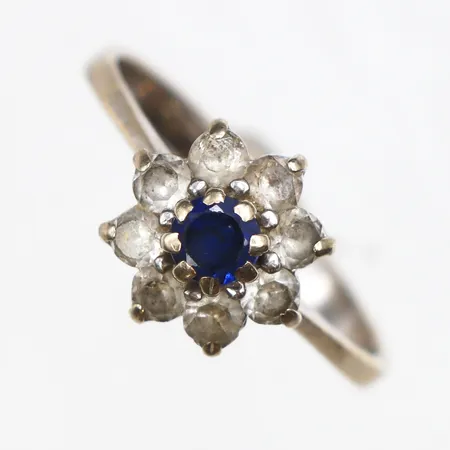 Ring med syntetiska blå och vita stenar, stl:17, bredd 2,5-9,6mm, vitguld, 18K. Vikt: 3,5 g
