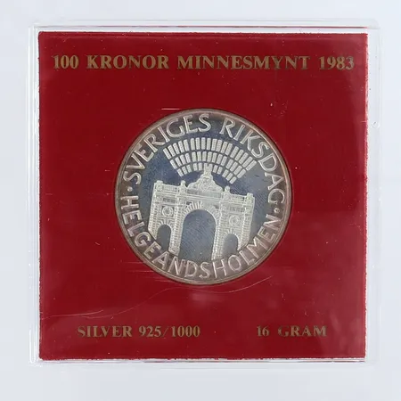 Minnesmynt Sveriges riksdag Helgeandsholmen år 1983 nominellt värde 100kr, plastetui silver 925/1000 Vikt: 16 g