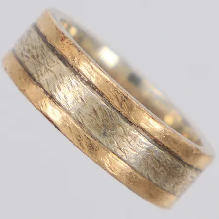 Ring stl:16¼, bredd 6mm, gravyr, 925/1000 silver Vikt: 5,9 g