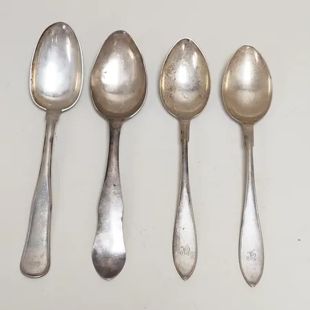 Fyra bordsskedar i diverse modeller längd: 20,8-21,4, buckliga, personlig gravyr, silver 830/1000 Vikt: 198,5 g