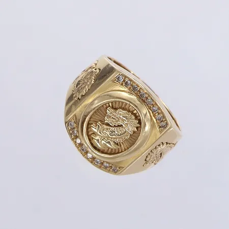 Klackring med dekor av drakar samt vita stenar, stl: 18½, bredd 5,5-17,5mm, skev, 14K.  Vikt: 7,8 g