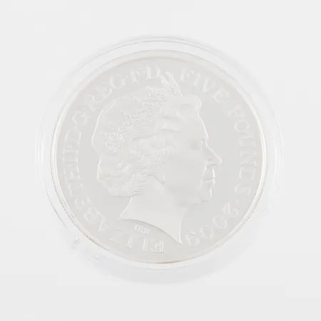 Samlarmynt 5 Pund 2009 Storbritannien , Ø ca 38mm, plastetui, silver Vikt: 28 g
