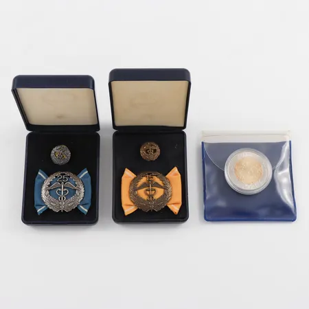 Militärmedaljer finska 1st silver och 1st brons, etuier, , silvervikt med tygrosett 9,6gram + Samlarmynt 5 Euro 2007 koppar-nickel Vikt: 9,6 g Skickas med paket.