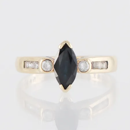 Ring med stenar 14k, storlek ca 16 mm,bredd 2.4-10.5 mm. Vikt: 3,8 g