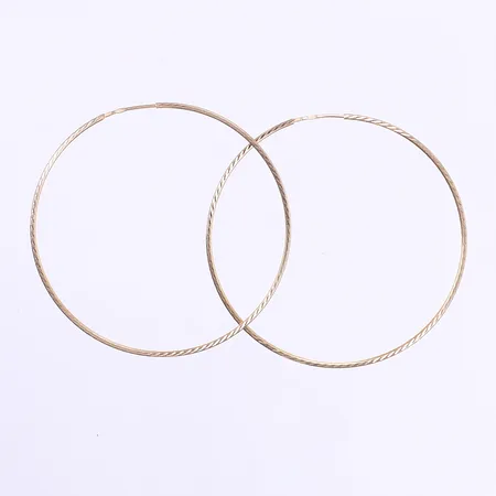 Ett par örhängen creoler med mönstrad dekor Ø51mm bredd 1mm 14K Vikt: 3,2 g