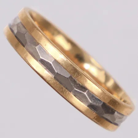 Ring, stl 20½, bredd 4,9mm, personlig gravyr, 18K Vikt: 6,1 g