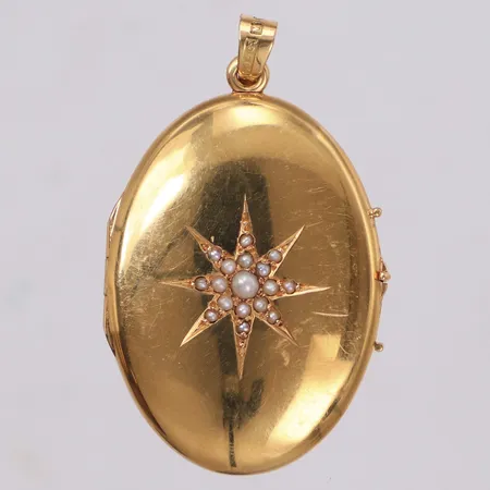 Medaljong med pärlor, längd 43,2m, bredd 26,2mm, personlig gravyr, 18K Vikt: 8,3 g