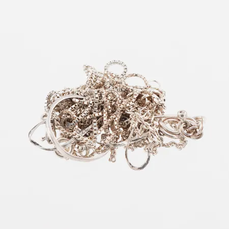 Trasigt silver 830 och 925/1000. Vikt: 14,2 g