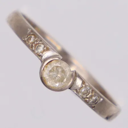 Ring med vita stenar, stl 19½, bredd 4,5mm, defekt, 18K Vikt: 2,9 g