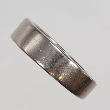 Ring Efva Attling i vitguld slät stl 19¼ bredd 5mm, små hack, Stockholm 2012, 18K Vikt: 13,3 g